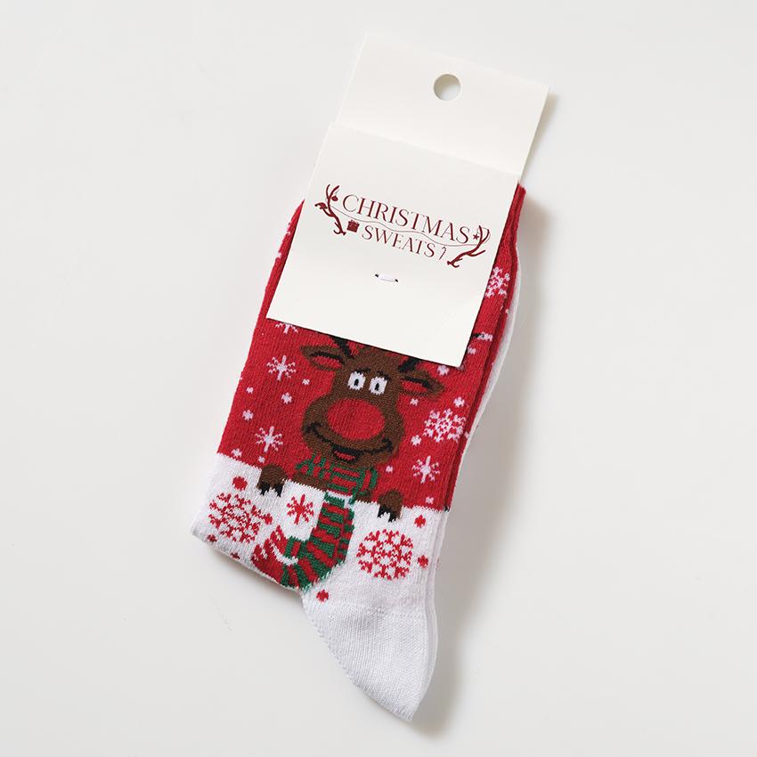 Ett par röda och vita julstrumpor med Rudolf på.